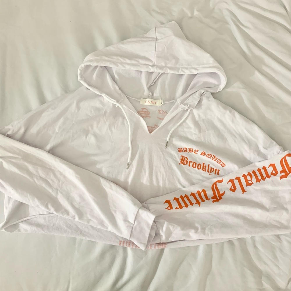 Gothic Print Cropped White Hoodie🤍